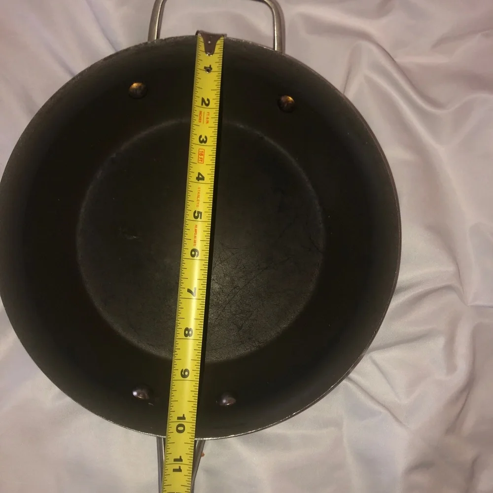 Sur la table non stick hard anodized‎ pan 10